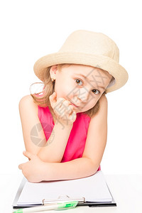 一个戴着帽子的女孩肖像和一本笔记的白色背景图片
