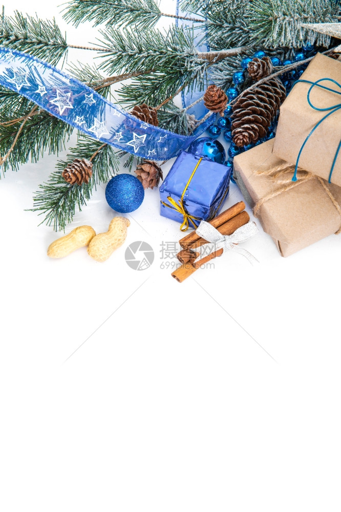 白色背景的圣诞节球和fir树枝图片