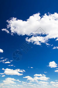 阳光照耀明亮的蓝色天空有复制间图片