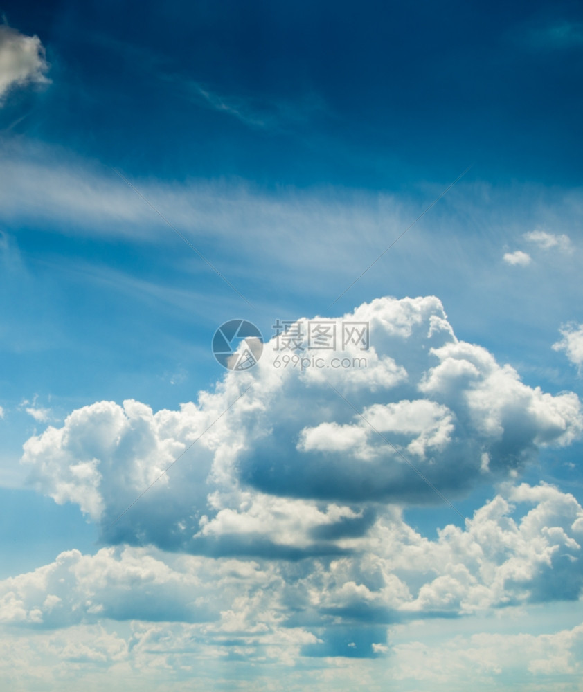 蓝天空背景云雾微小图片