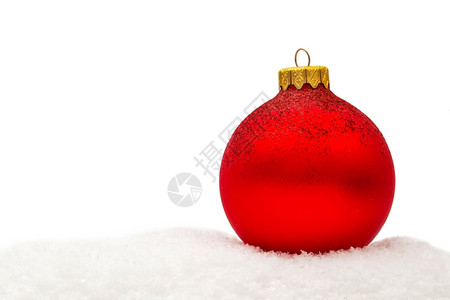白色背景的红圣诞节球图片