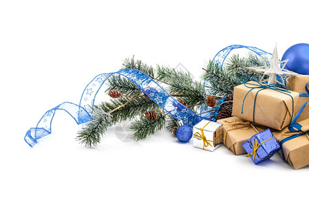 白色背景的圣诞节球和树枝装饰图片