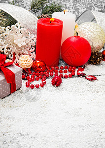 白色背景的圣诞节球和树枝装饰图片
