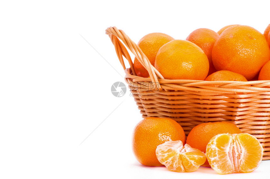 在白底料切除线上分离的橘子或普通话水果图片