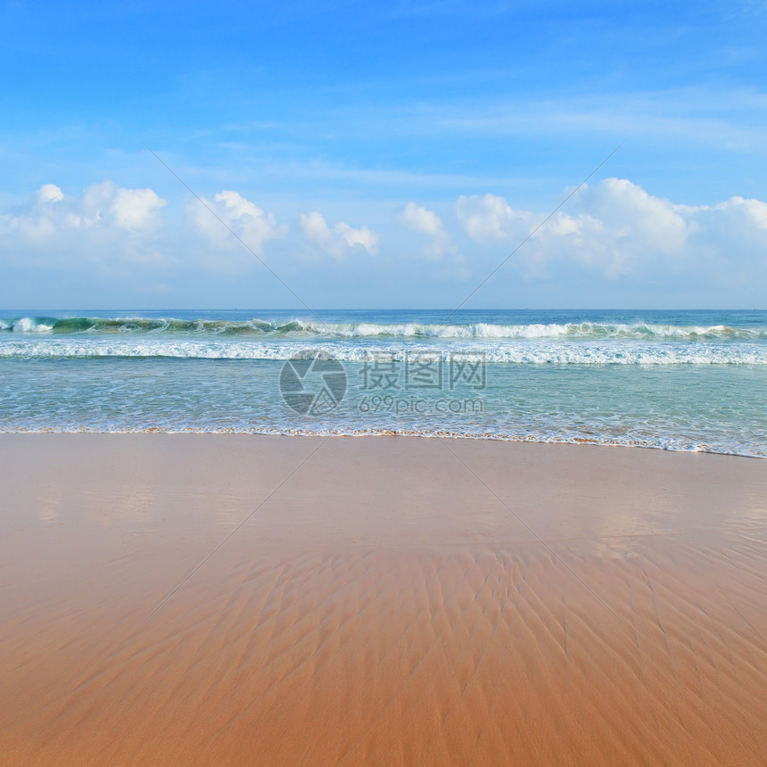 海洋沙滩和蓝天空图片