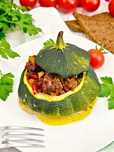 盘子上塞满肉西红柿和辣椒大蒜面食木板背景的叉子上图片