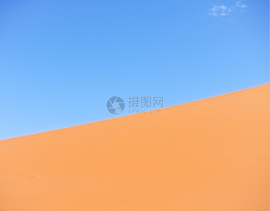蓝天空沙丘图片