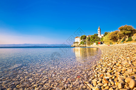 方济会在布尔的石子海滩上修道院布拉克岛达马提亚croati岛背景