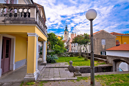 普里莫耶克里耶卡市的Trsat街景克瓦尔纳湾的croati背景