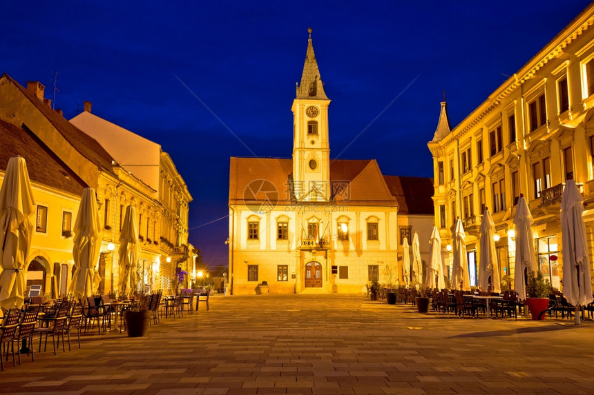 华拉丁巴罗克广场夜观北部croati图片