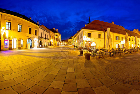 北croati的Broke镇Vzdin镇中央广场心晚间全景图片