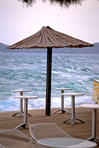 粗海垂直观察的沙滩阳伞zadrcoti图片