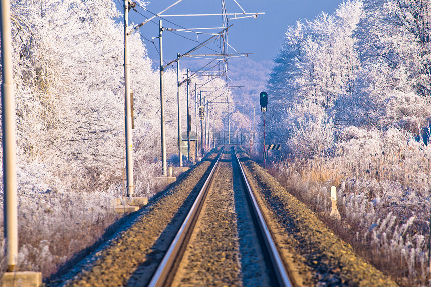 冬季风景中铁路轨道croati图片