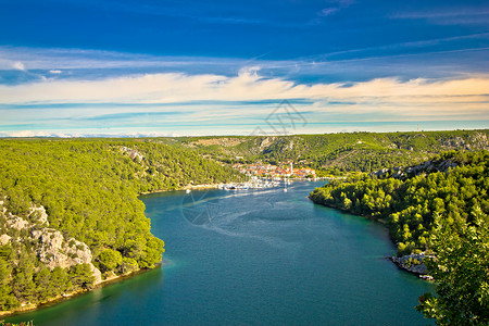 Krka河和Sdin观景镇dalmticroti高清图片