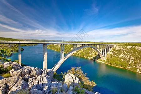 Krka河dlmti河croti河上的大桥图片
