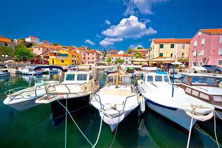 Croati的多彩地中海村庄Dugiotk岛的Sali图片