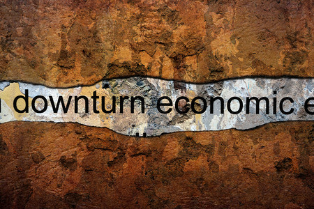 墙上经济下滑的文字背景图片