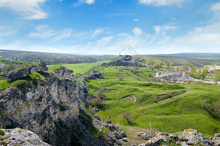 石灰岩采绿山和农村地貌图片