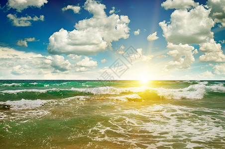 海洋沙滩蓝天空和日出图片