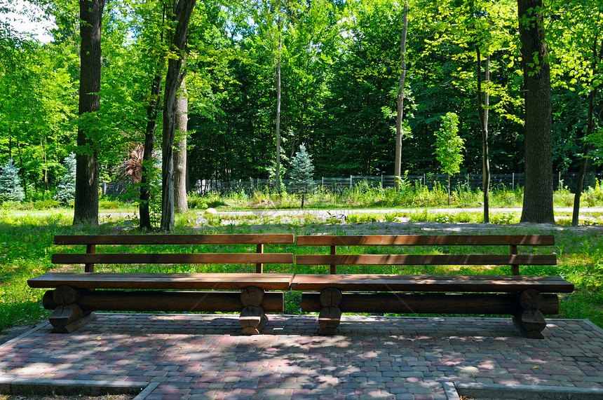 在舒适的城市公园休息长椅图片