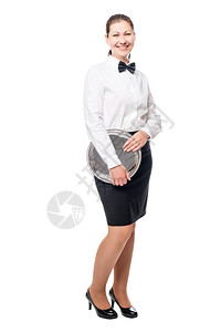 白背景上满盘子的女服务员肖像图片