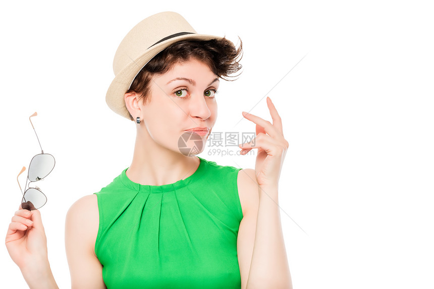 女人戴帽子着太阳眼镜装在工作室里图片