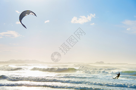 风筝冲浪者在海洋的轮廓图片