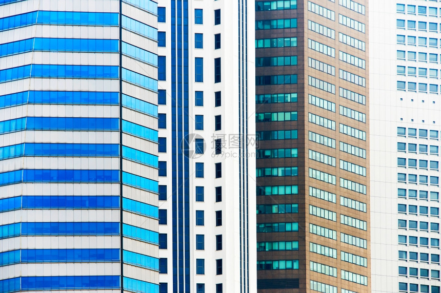 白天在夏尔加波的现代摩天大楼背景图片