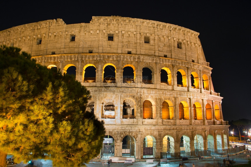 深夜在罗马的著名巨石italy长期接触图片