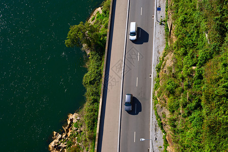 空中观察沿河行驶的汽车图片