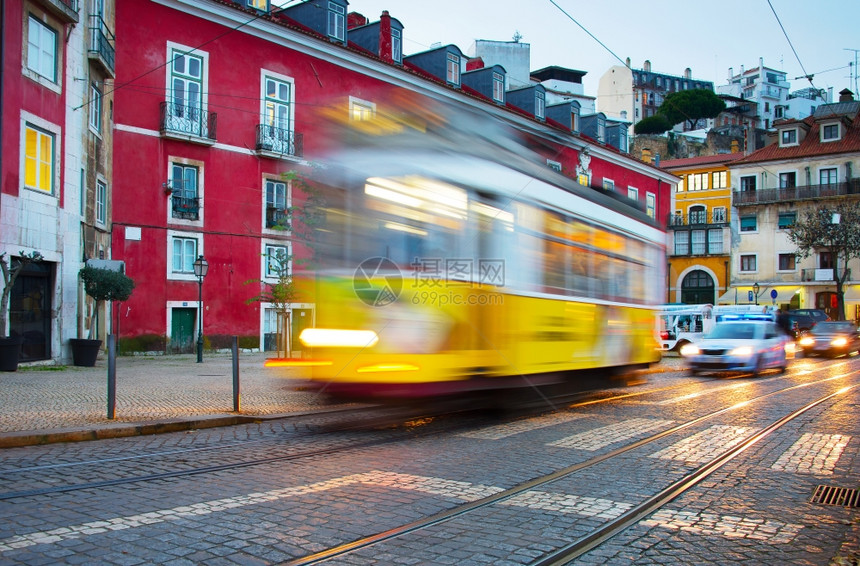 著名的28号电车在阿尔法马街上运动模糊利斯本波尔格图片