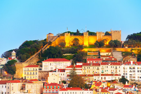 Lisbon城堡在黄昏的山顶上高清图片