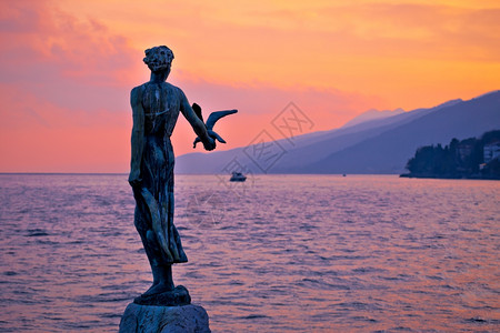 Kvarnecoati地区日落风景的opatij海湾雕像图片