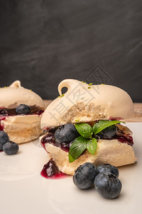 法国蛋白饼加蓝莓果酱图片