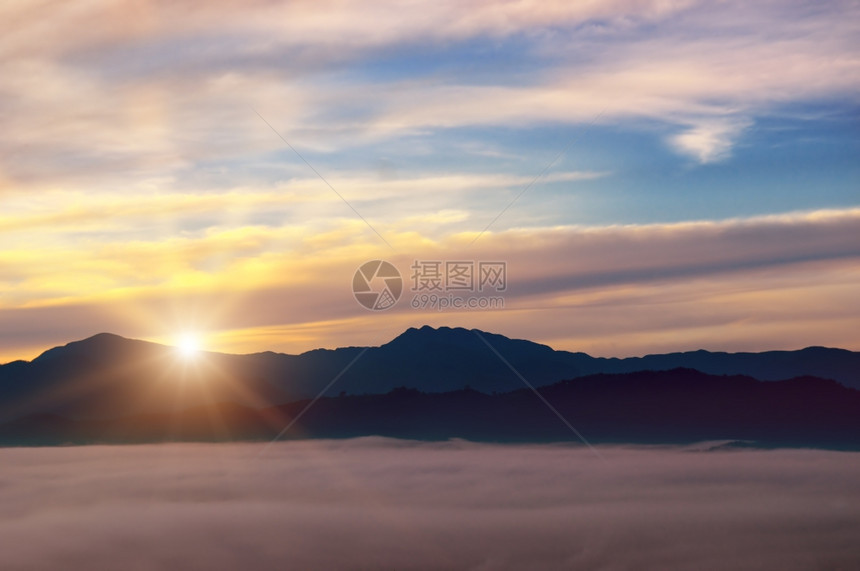 明亮的日出山谷雾地平线上山峰图片