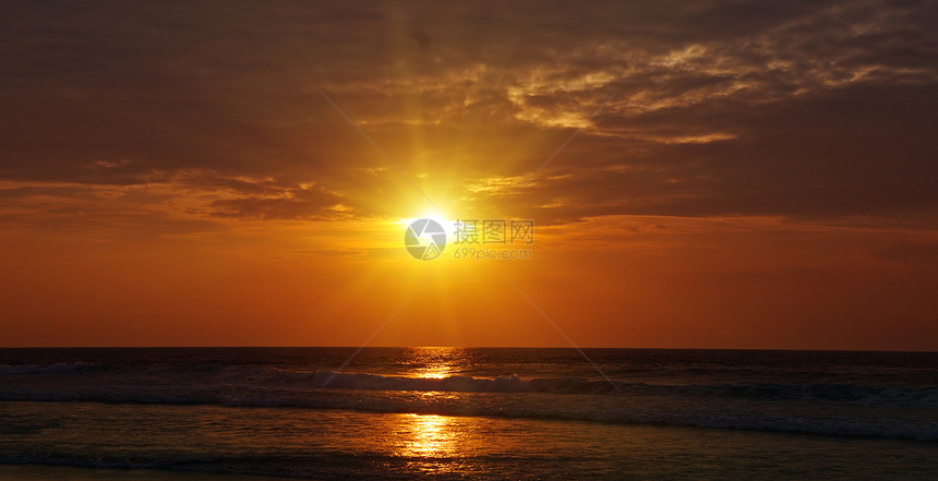 明亮的日出在海洋上图片