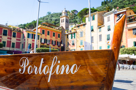 著名的波尔福蒂诺镇名字位于意大利的城在船边高清图片