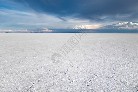 白色盐滩沙拉德乌尤尼盐滩的日落沙漠和高平原的日落玻利维亚沙拉德乌尼漠背景