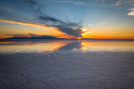 乌尤尼盐滩景观美女高清图片