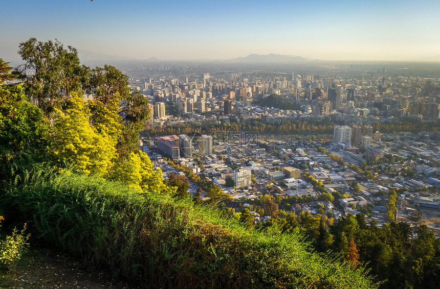 日落时仰望着圣地亚哥城市的空中风景日落时仰望着图片