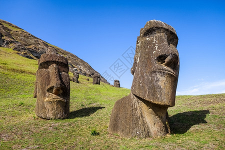 东岛Rarku火山上的moais雕像高清图片