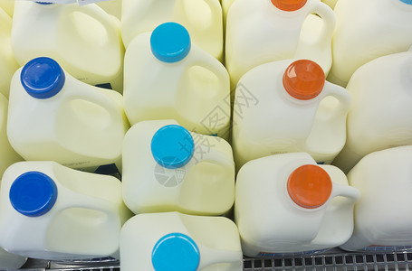 超市商店冷冻柜的牛奶瓶图片