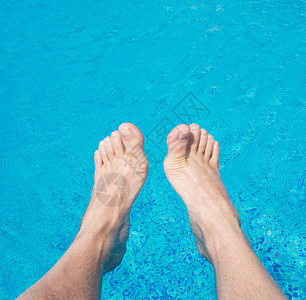 游泳池中的腿图片