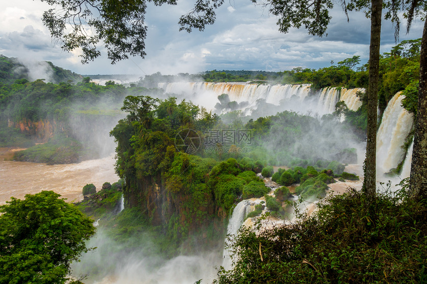 iguaz陷落公园热带瀑布和雨林景观图片