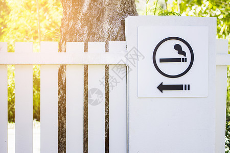 白栅栏上的户外吸烟区标志图片