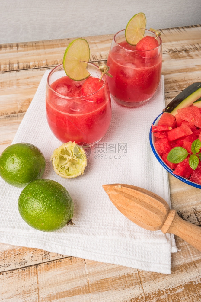 含薄荷叶的西瓜新鲜果汁和木本面的石灰柑橘图片