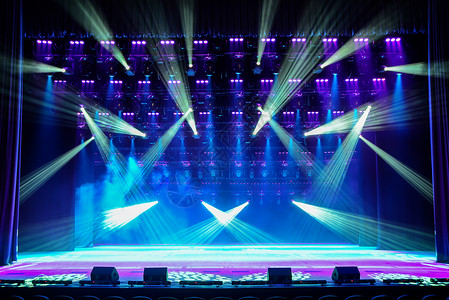 用蓝光和舞台雾亮的空显示舞台图片