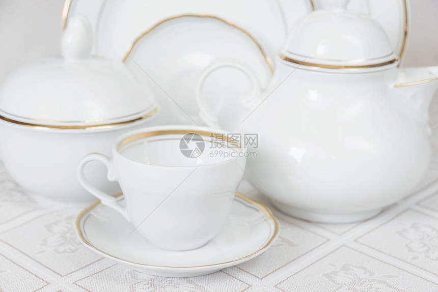 茶叶壶杯子餐盘甜食碗和美丽的桌布上糖碗图片