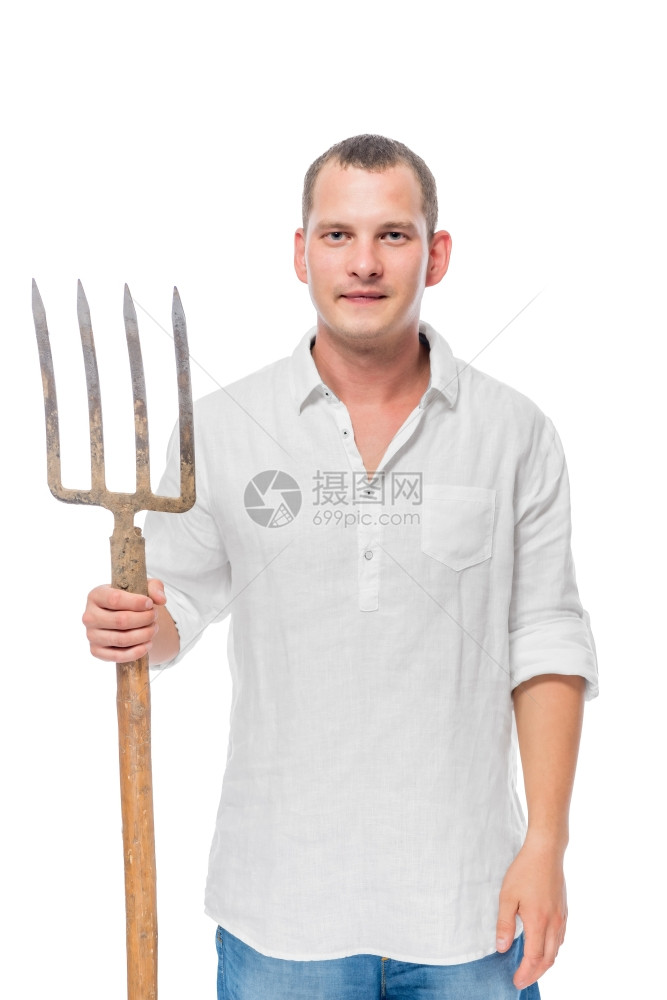 一位农民的垂直肖像他手上有叉子在白色背景上图片