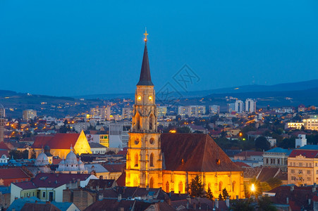 与圣迈克尔教堂在黄昏的天空中共聚一堂罗马尼亚高清图片